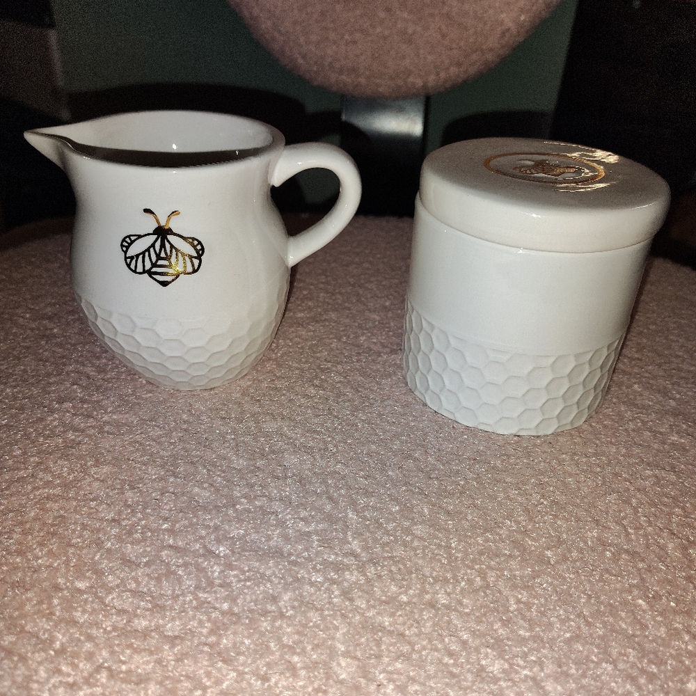 Heartland Hive Creamer And Sugar Set With Bee 🐝 Emblem (NWT)
